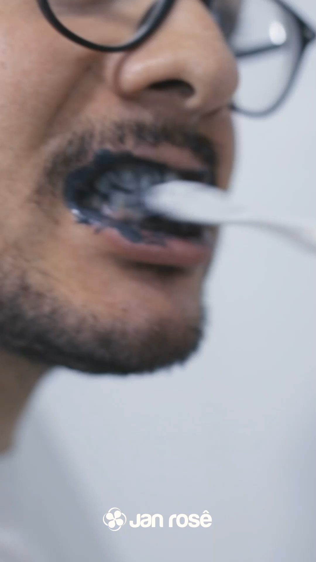 Creme Dental Black Action